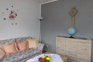 un soggiorno con un divano e un tavolo di Ferienwohnung Simon a Braunlage