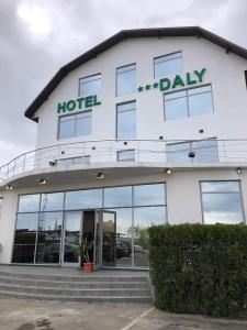 aartment building with the words motelida daily on it at Hotel Daly in Ploieşti