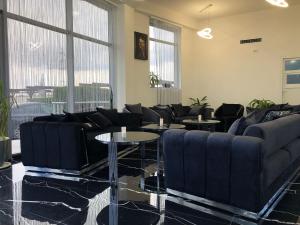 - un salon avec des canapés et des tables dans l'établissement Hotel Daly, à Ploieşti