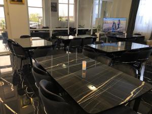 プロイェシュティにあるHotel Dalyの会議室(テーブル、椅子、スクリーン付)