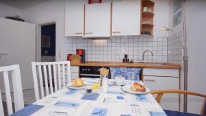 uma cozinha com uma mesa com pratos de comida em Ferienwohnung Kleine Auszeit em Ostseebad Sellin