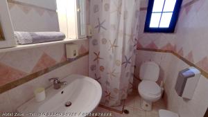Koupelna v ubytování Hotel Zeus