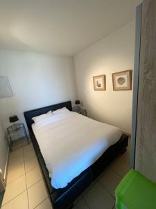 ニーウポールトにあるAppartement Nieuwpoortのベッドルーム1室(白いベッド1台付)