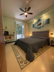 Un pat sau paturi într-o cameră la Appartamento Portofino