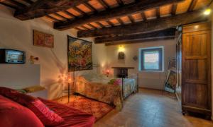 1 dormitorio con 1 cama y 1 sofá en una habitación en Castello Montesasso, en Mercato Saraceno