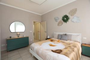 um quarto com uma cama grande e toalhas em Maison Christine em Turim