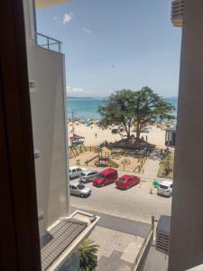 una vista de una playa con coches aparcados en un aparcamiento en Ilhas Canareas, en Florianópolis