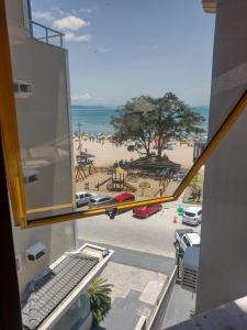 desde el balcón de un edificio con vistas a la playa en Ilhas Canareas, en Florianópolis