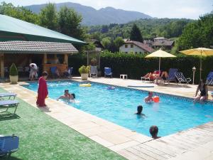 un groupe de personnes dans une piscine dans l'établissement Le Conty, à Saint-Jorioz