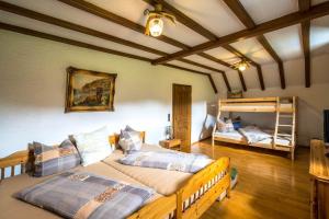 Un pat sau paturi într-o cameră la Jagdhaus-Stift-Ennenbach