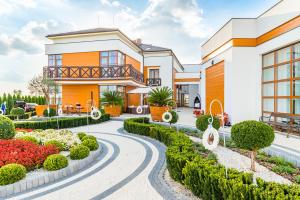 Łaszków克里斯多夫酒店的一栋前面带花园的房子