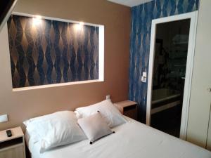 Postel nebo postele na pokoji v ubytování Hotel Central Anzac