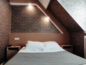 Postel nebo postele na pokoji v ubytování Hotel Central Anzac