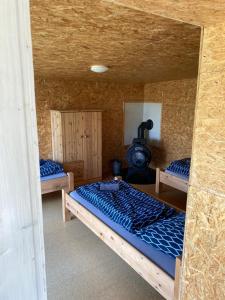
a bedroom with a bunk bed and a desk at Schäferwagen auf dem Biogut-Saalkow in Gustow
