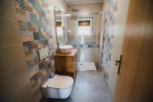 Baño pequeño con aseo y lavamanos en Holiday Home Liberg with Hot tub and Sauna en Brežice