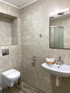 Garden Hall tesisinde bir banyo