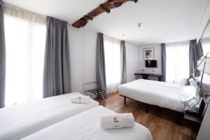 A bed or beds in a room at Petit Palace Arana Bilbao Még 37 kép