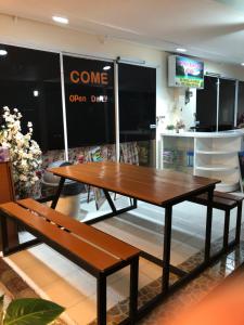 Uma televisão e/ou sistema de entretenimento em Phi Phi Paradise Hostel