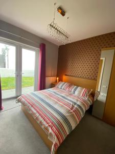 Cama ou camas em um quarto em Portstewart 3 Bed (2 Ensuite) - 3 minute walk to promenade