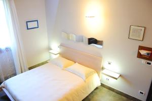 ゴリツィアにあるBed and Breakfast Flumenのベッドルーム1室(白いベッド1台、枕2つ付)