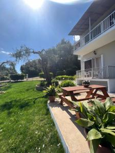 Κήπος έξω από το Ilias Apartments Dassia By Hotelius