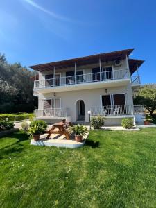 Κήπος έξω από το Ilias Apartments Dassia By Hotelius