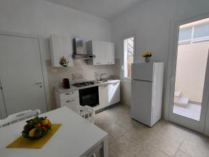 A kitchen or kitchenette at MY SWEET HOME - SIRACUSA