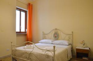 A bed or beds in a room at MY SWEET HOME - SIRACUSA