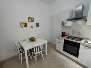 A kitchen or kitchenette at MY SWEET HOME - SIRACUSA