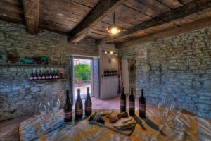 una mesa con botellas de vino y copas. en Castello Montesasso, en Mercato Saraceno