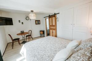 Postel nebo postele na pokoji v ubytování Relais des combrailles