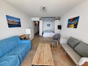 - un salon avec un canapé et une table dans l'établissement LE COLOMBIER STUDIO, à Antibes