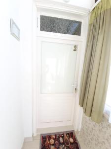 een deur met een mat ervoor bij Apartments Dabar in Dubrovnik