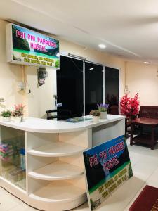 A área de receção ou átrio de Phi Phi Paradise Hostel