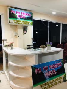 A área de receção ou átrio de Phi Phi Paradise Hostel