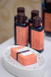 扎科帕内Apartament Lux Rezydencja Tatry by Renters Prestige的桌上的三瓶精油蛋糕