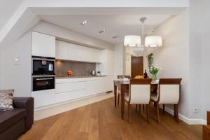 扎科帕内Apartament Lux Rezydencja Tatry by Renters Prestige的厨房兼餐厅，配有桌椅