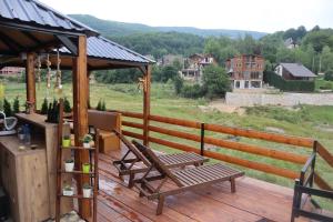 eine Terrasse mit 2 Stühlen und einem Pavillon in der Unterkunft Villa Beti in Mavrovo-Nationalpark