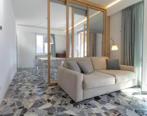 un salon avec un canapé et une salle à manger dans l'établissement Mamma Ciccia Holiday Home - Waterfront Apartment, à Mandello del Lario