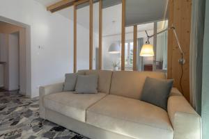- un salon avec un canapé dans l'établissement Mamma Ciccia Holiday Home - Waterfront Apartment, à Mandello del Lario