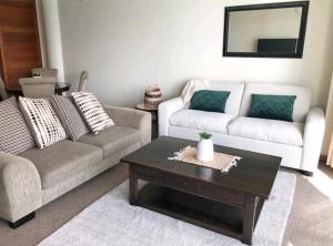 uma sala de estar com dois sofás e uma mesa de centro em Life on Water- Princes Wharf apartment with fabulous views em Auckland