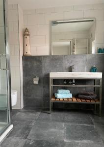 Ein Badezimmer in der Unterkunft Divi Divi Zandvoort