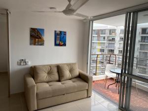 - un salon avec un canapé et une table dans l'établissement Hermoso conjunto residencial con piscina!, à Ricaurte