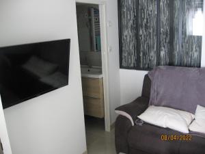 Een TV en/of entertainmentcenter bij Appartement avec chambre en mezzanine
