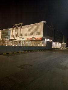een groot gebouw met een space shuttle bovenop bij Taleen Hotel in Riyad