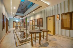 un pasillo con 2 mesas y una escalera en un edificio en Hotel HK Continental, en Amritsar