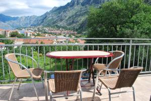 un tavolo e sedie su un balcone con vista di Guest House Sandra a Kotor (Cattaro)