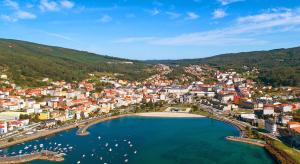 an aerial view of a town with a large body of water at Piso Angueira in Cee