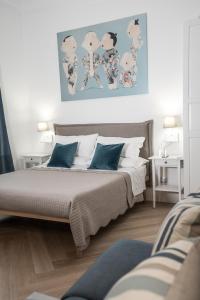 sypialnia z dużym łóżkiem z niebieskimi poduszkami w obiekcie Suite Raggio di Sole 023091-LOC-04058 w Weronie
