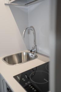 kuchnia ze zlewem i kuchenką w obiekcie Suite Raggio di Sole 023091-LOC-04058 w Weronie +13 zdjęć